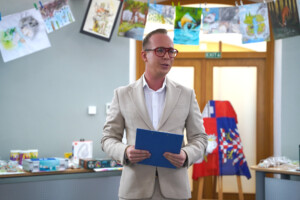 Byli jsme u toho. A z umění znovu vznikne pomoc přírodě.