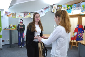 Byli jsme u toho. A z umění znovu vznikne pomoc přírodě.